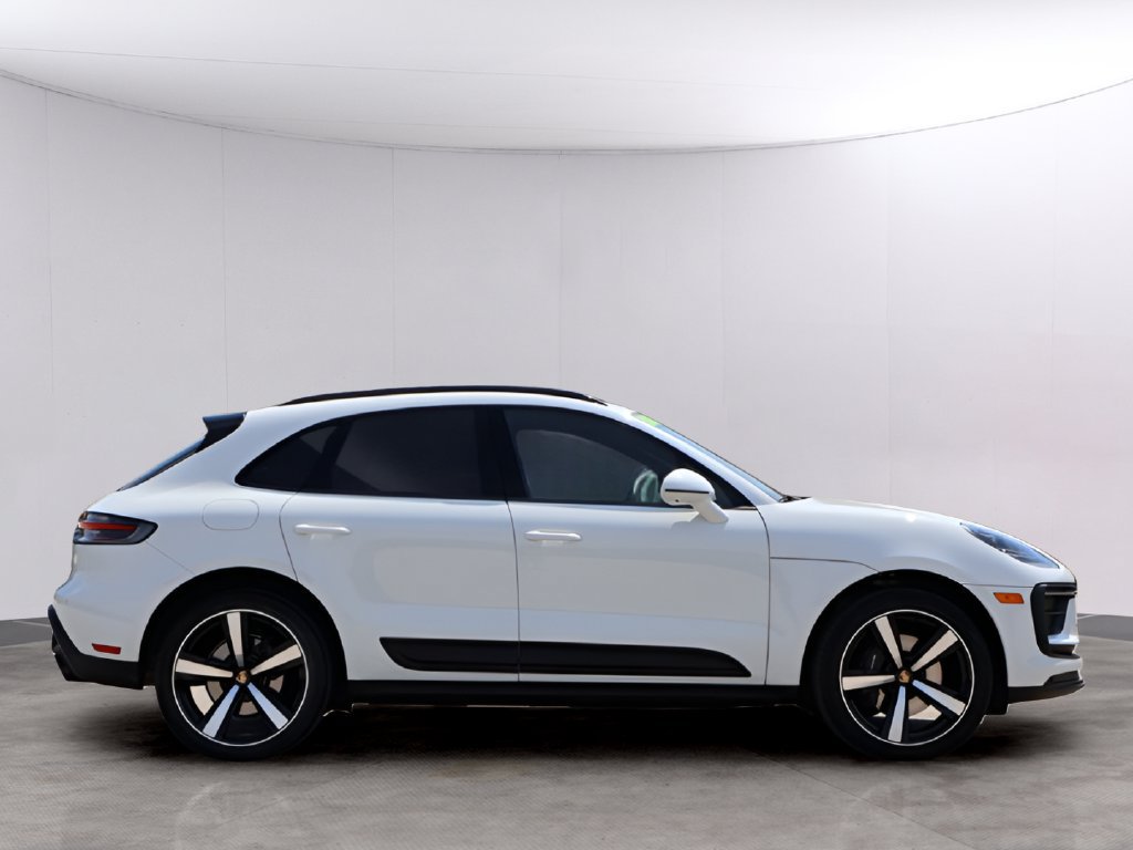 Certified 2024 Porsche Macan w/ Premium Plus Package AWD/4WD image 9