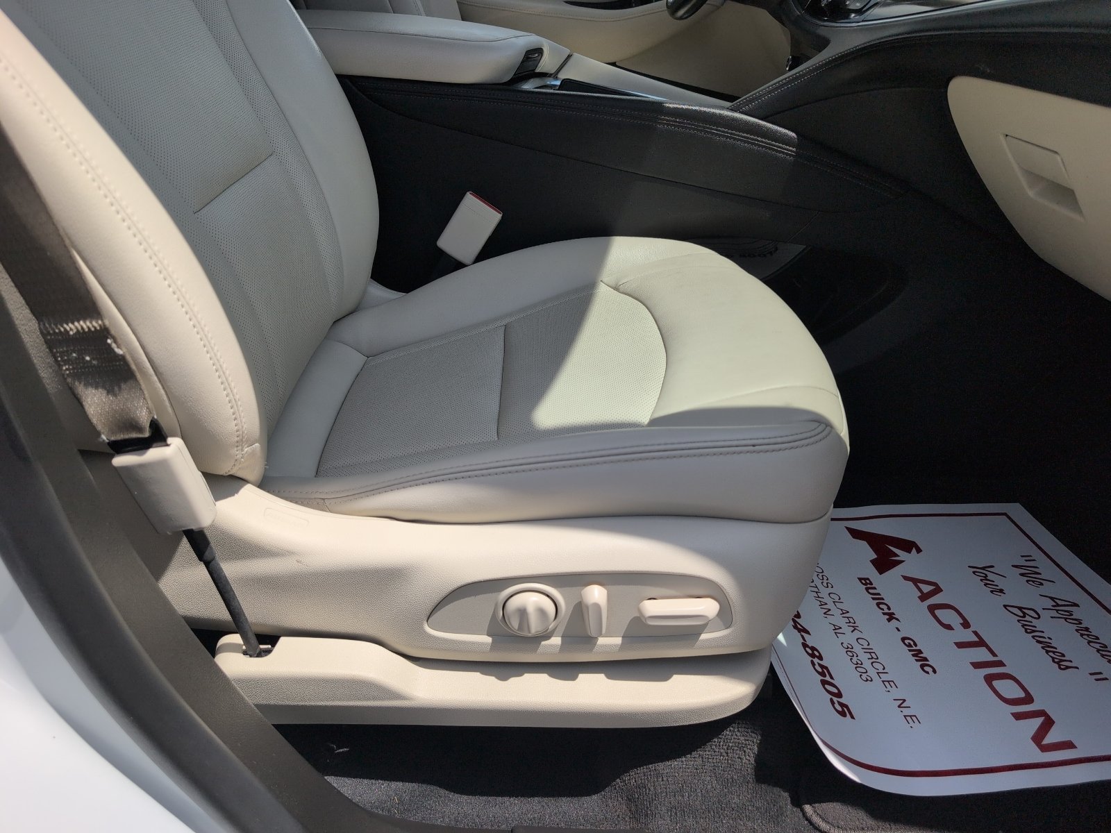 Used 2023 Buick Enclave Essence w/ Experience Buick Package FWD image 29