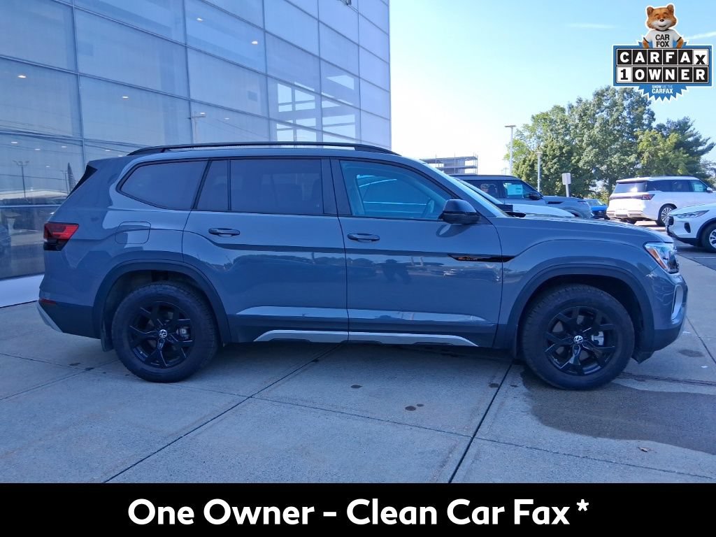 Used 2025 Volkswagen Atlas Peak Edition SE AWD/4WD image 2