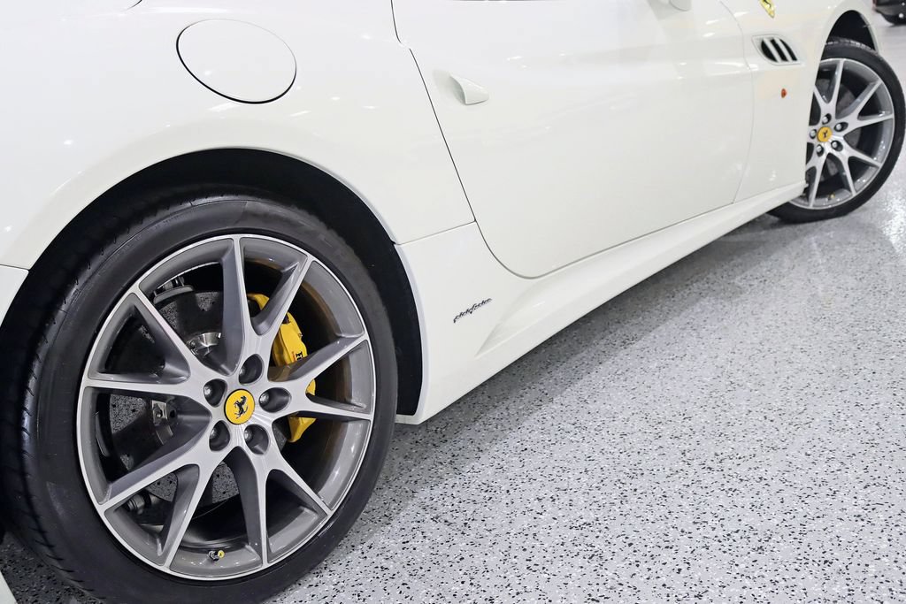 Used 2011 Ferrari California RWD image 14