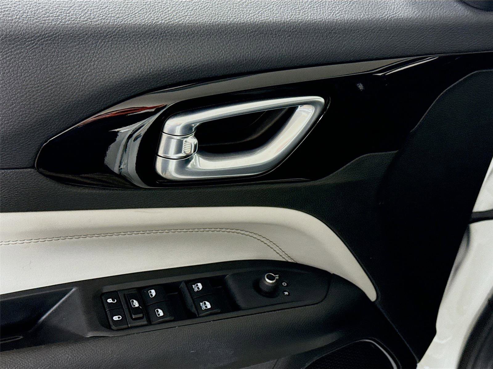 Used 2025 Jeep Compass Limited image 11