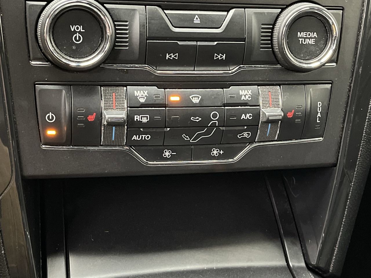 Used 2018 Ford Explorer XLT w/ Equipment Group 202A AWD/4WD image 24