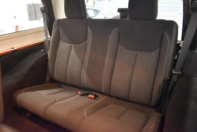 Used 2015 Jeep Wrangler Sahara AWD/4WD image 7