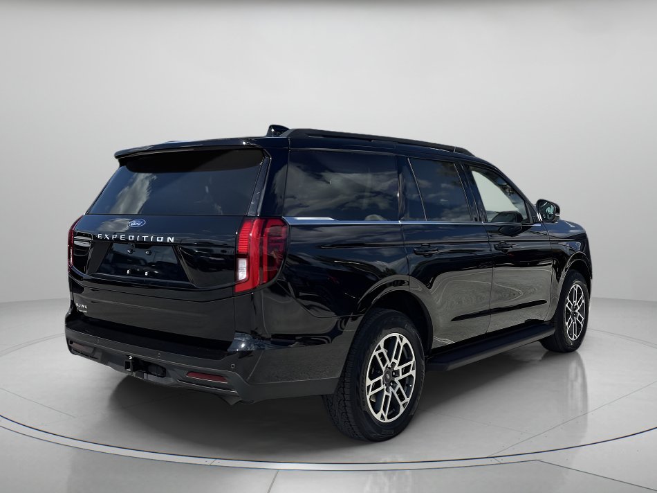 Certified 2025 Ford Expedition Active AWD/4WD image 3