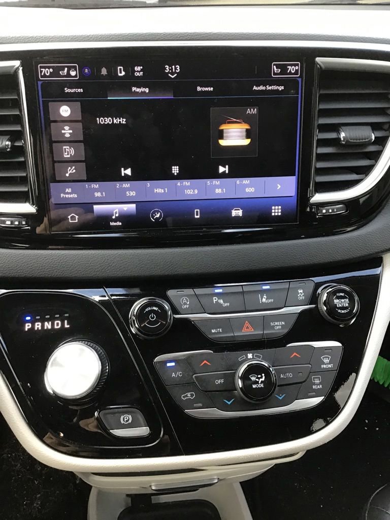 Used 2023 Chrysler Pacifica Touring-L image 9