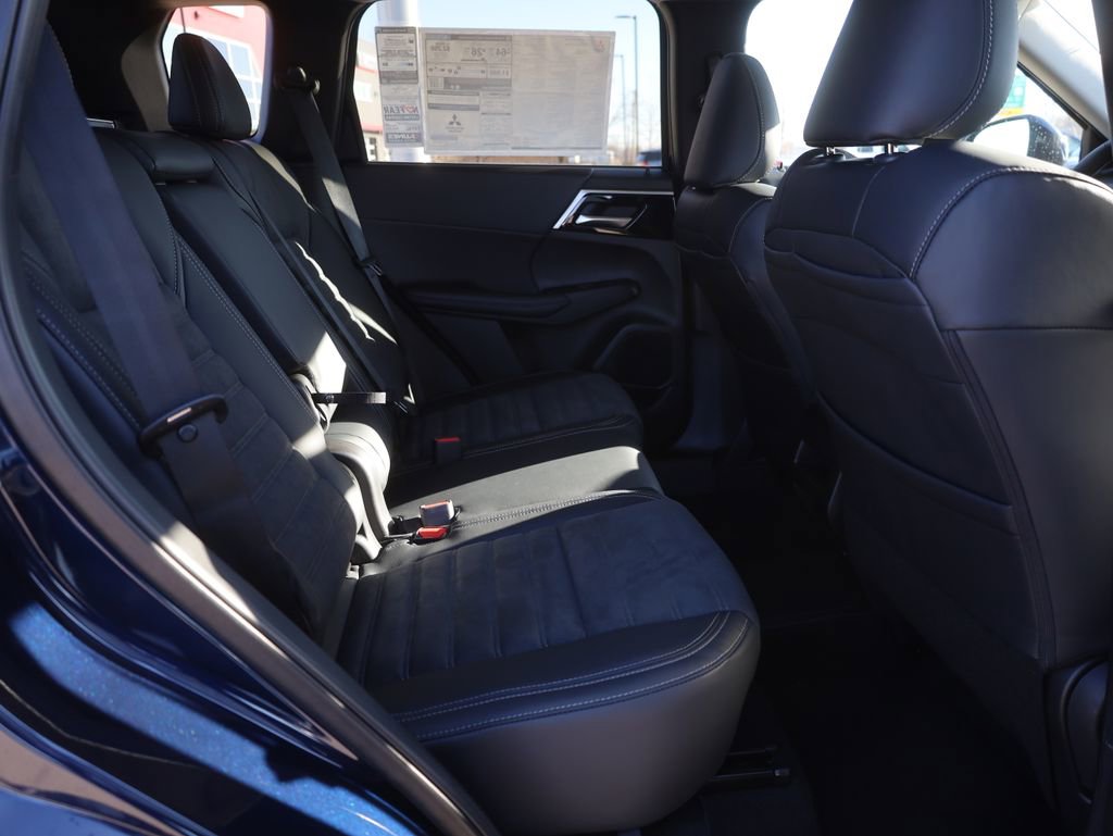 New 2025 Mitsubishi Outlander SE image 17
