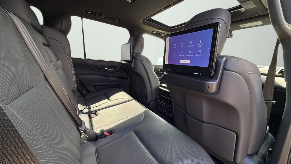 Used 2022 Lexus LX 600 4WD w/ Luxury Package image 18