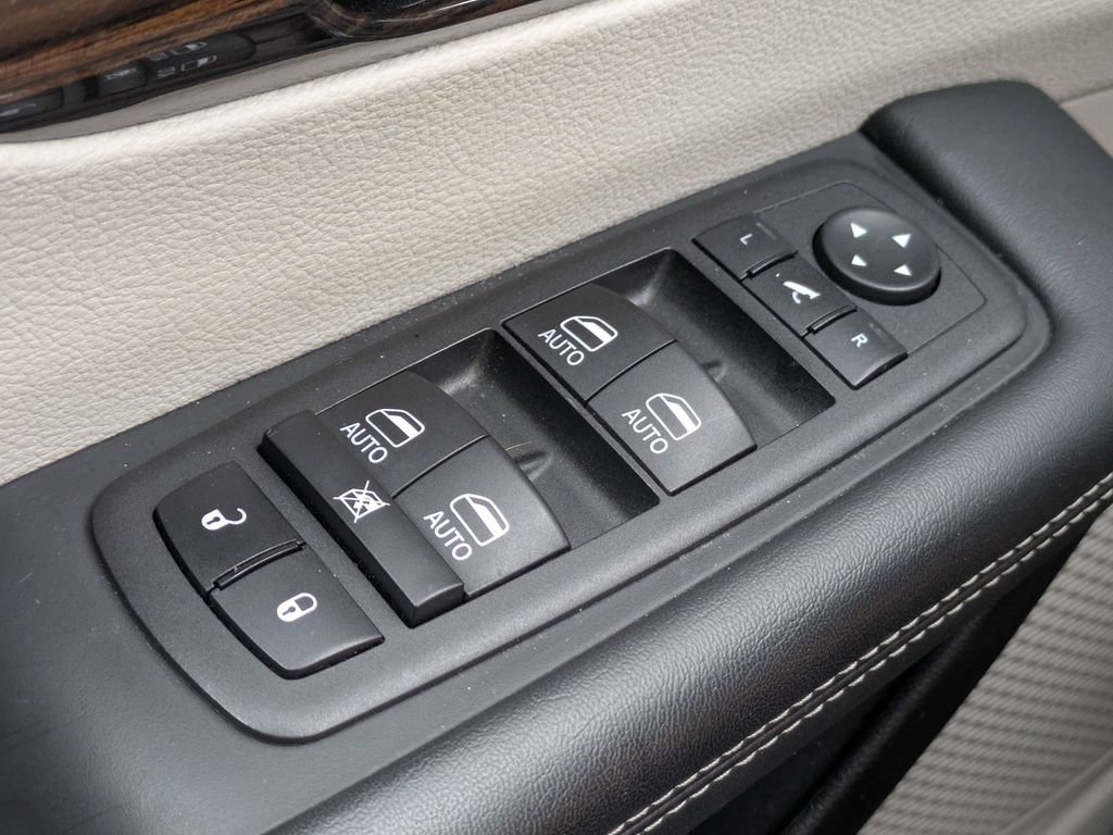 Used 2023 Chrysler Pacifica Limited FWD image 25