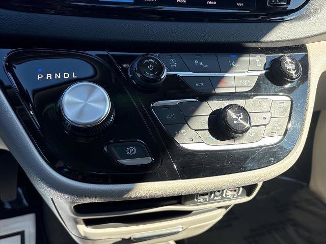 Used 2024 Chrysler Pacifica Touring-L image 15