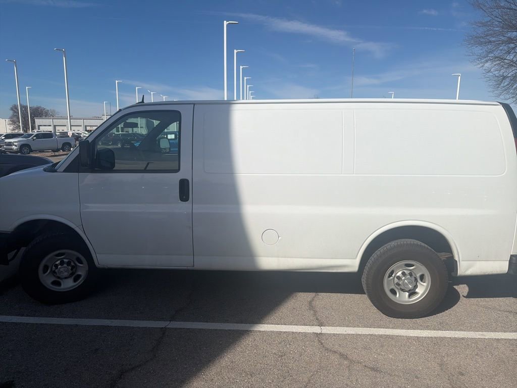 Used 2015 Chevrolet Express 2500 image 2