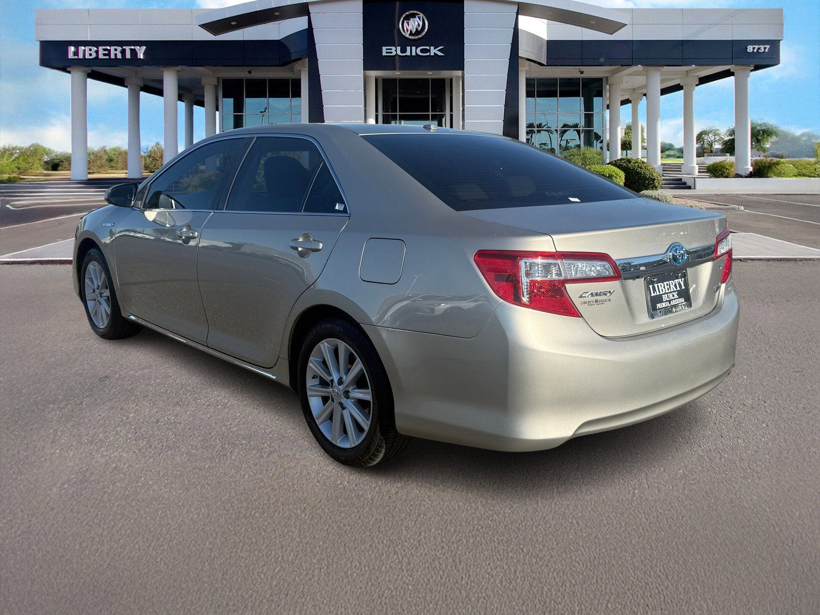 Used 2013 Toyota Camry XLE w/ Convenience Pkg image 6