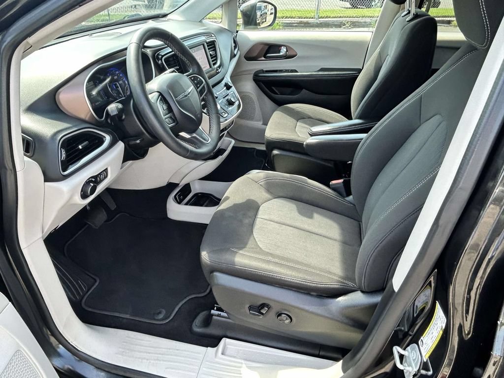 Used 2022 Chrysler Voyager LX FWD image 11