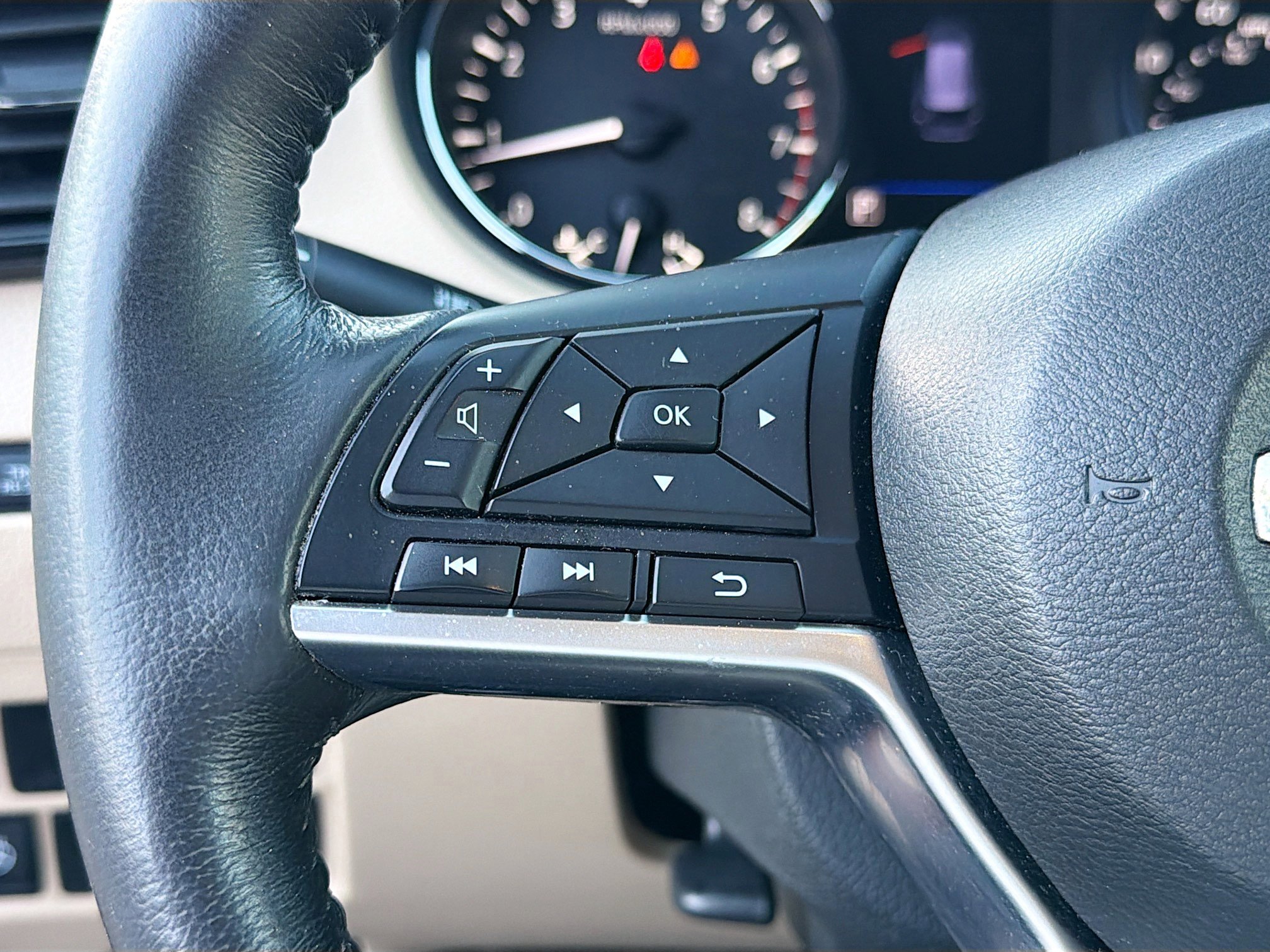 Used 2018 Nissan Rogue SV w/ Sun & Sound Touring Package image 33