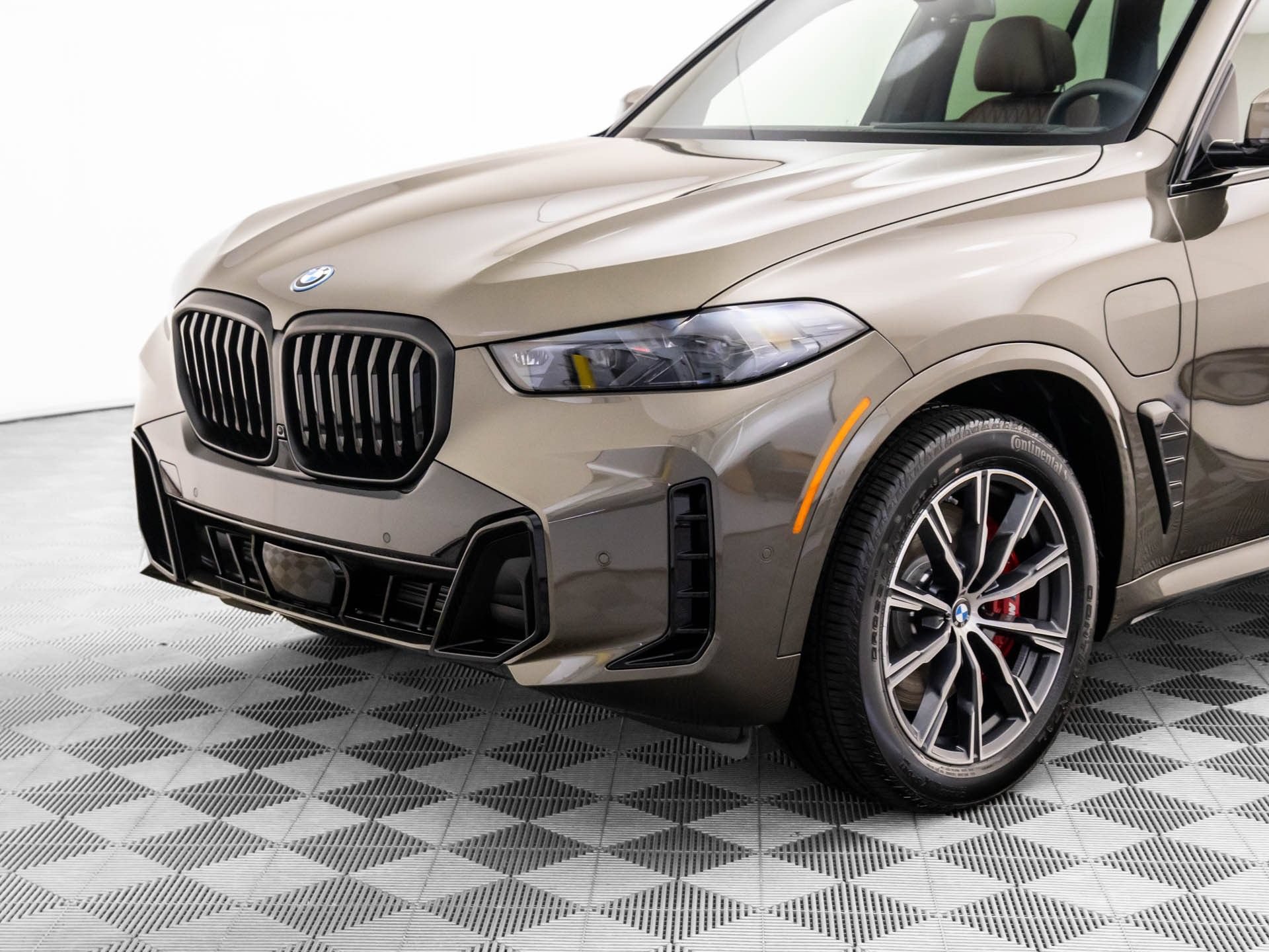 Certified 2026 BMW X5 xDrive50e w/ M Sport Package AWD/4WD image 36