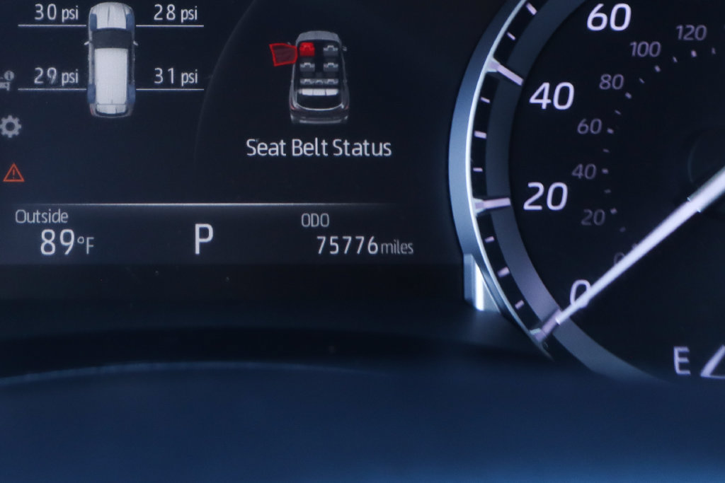 Used 2022 Toyota Highlander XLE AWD/4WD image 23