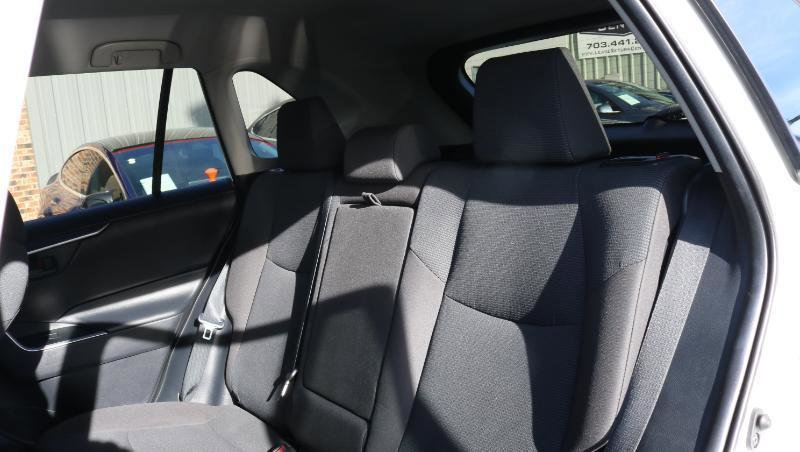 Used 2021 Toyota RAV4 LE image 18