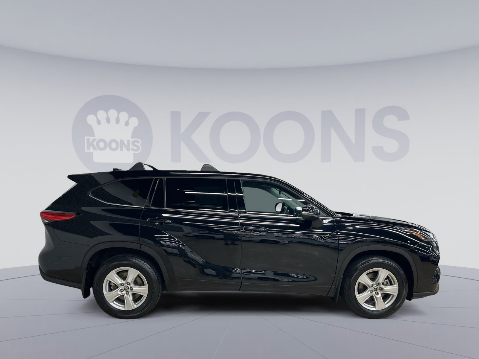 Used 2022 Toyota Highlander LE AWD/4WD image 5
