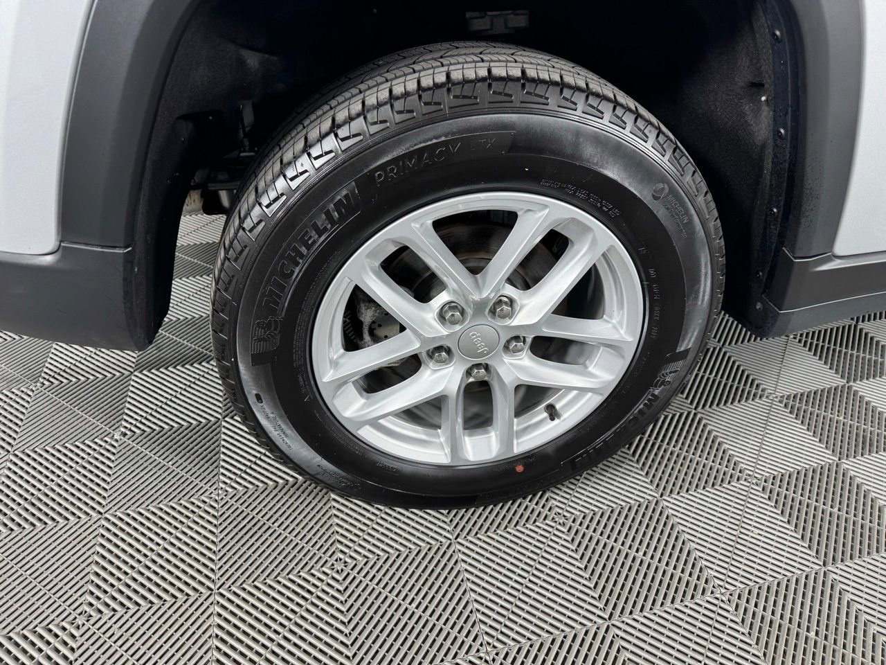 Used 2023 Jeep Grand Cherokee Laredo X image 34