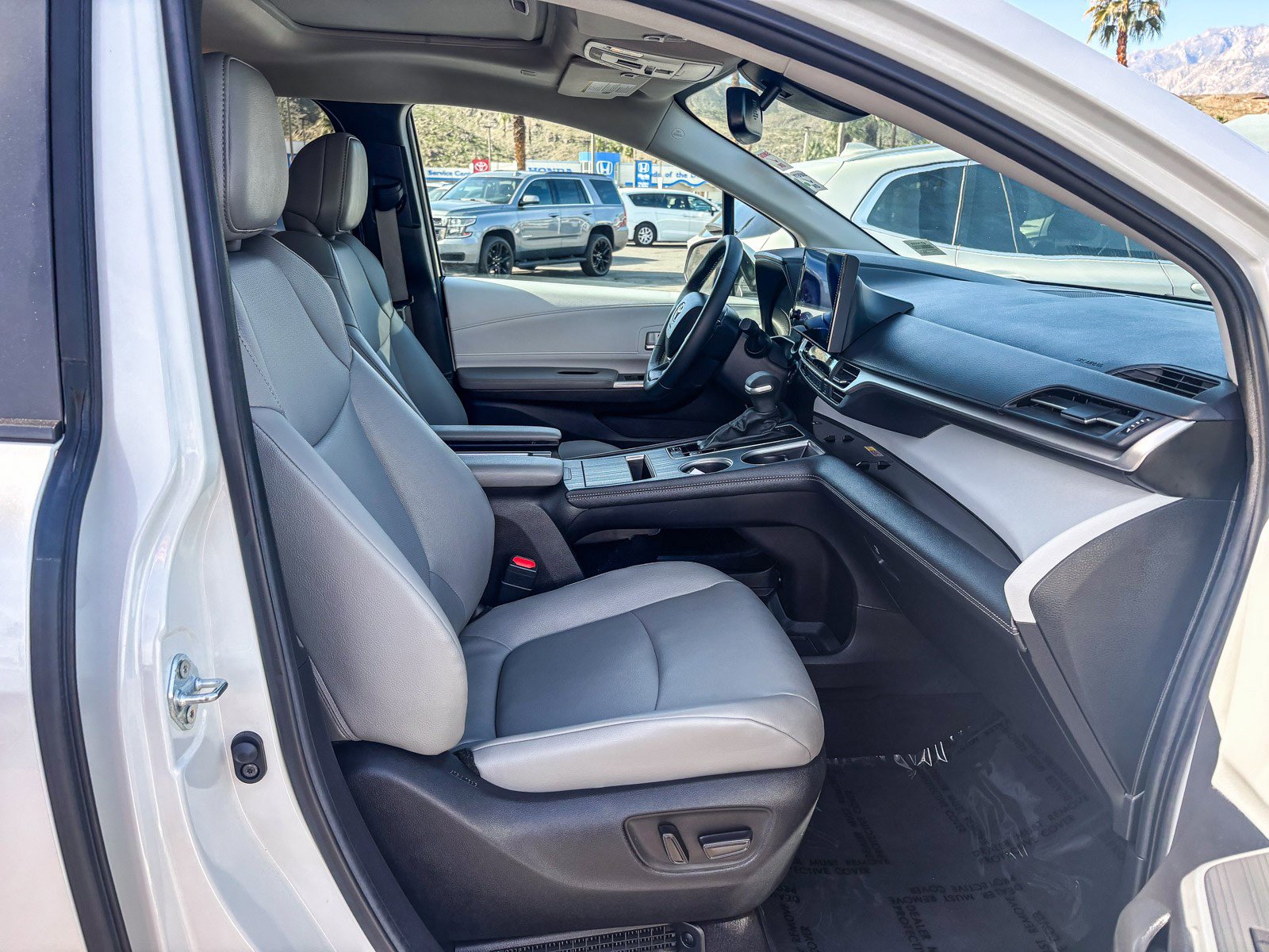 Used 2025 Toyota Sienna XLE image 19