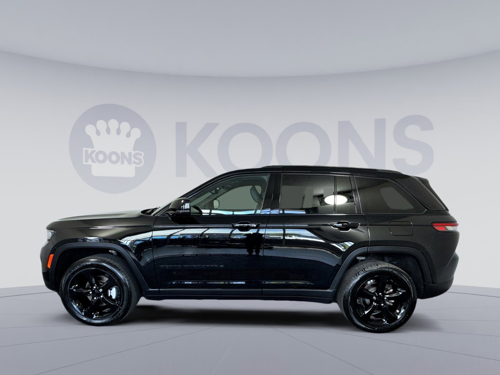 Used 2023 Jeep Grand Cherokee Altitude AWD/4WD image 2