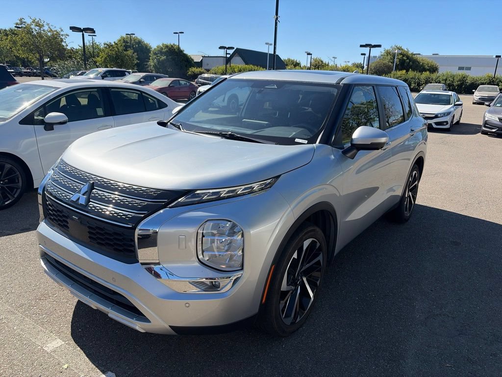 Used 2024 Mitsubishi Outlander SE AWD/4WD image 3