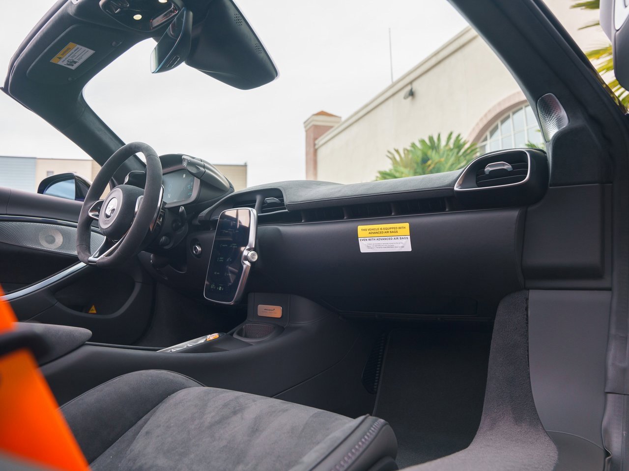 Used 2025 McLaren Artura Spider image 10