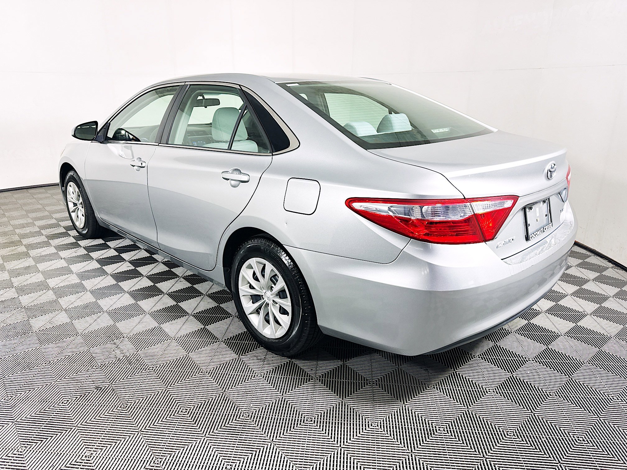 Used 2017 Toyota Camry LE image 5