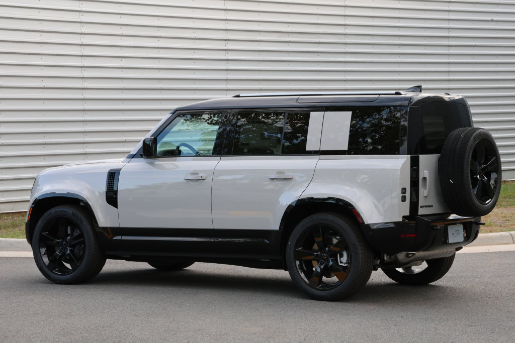 New 2026 Land Rover Defender 110 X-Dynamic SE AWD/4WD image 4