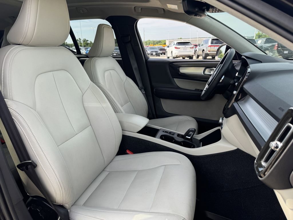 Used 2020 Volvo XC40 T5 Momentum w/ Protection Package Premier AWD/4WD image 28