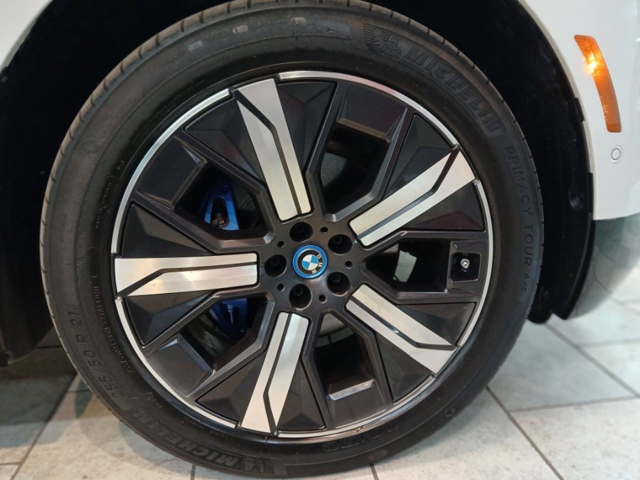 Used 2023 BMW iX xDrive50 w/ Sport Package image 25