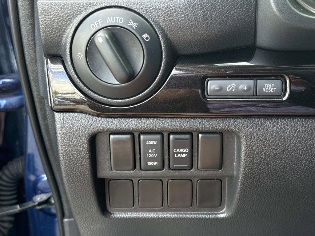 Used 2018 Nissan Titan SV w/ SV Convenience Package RWD image 31