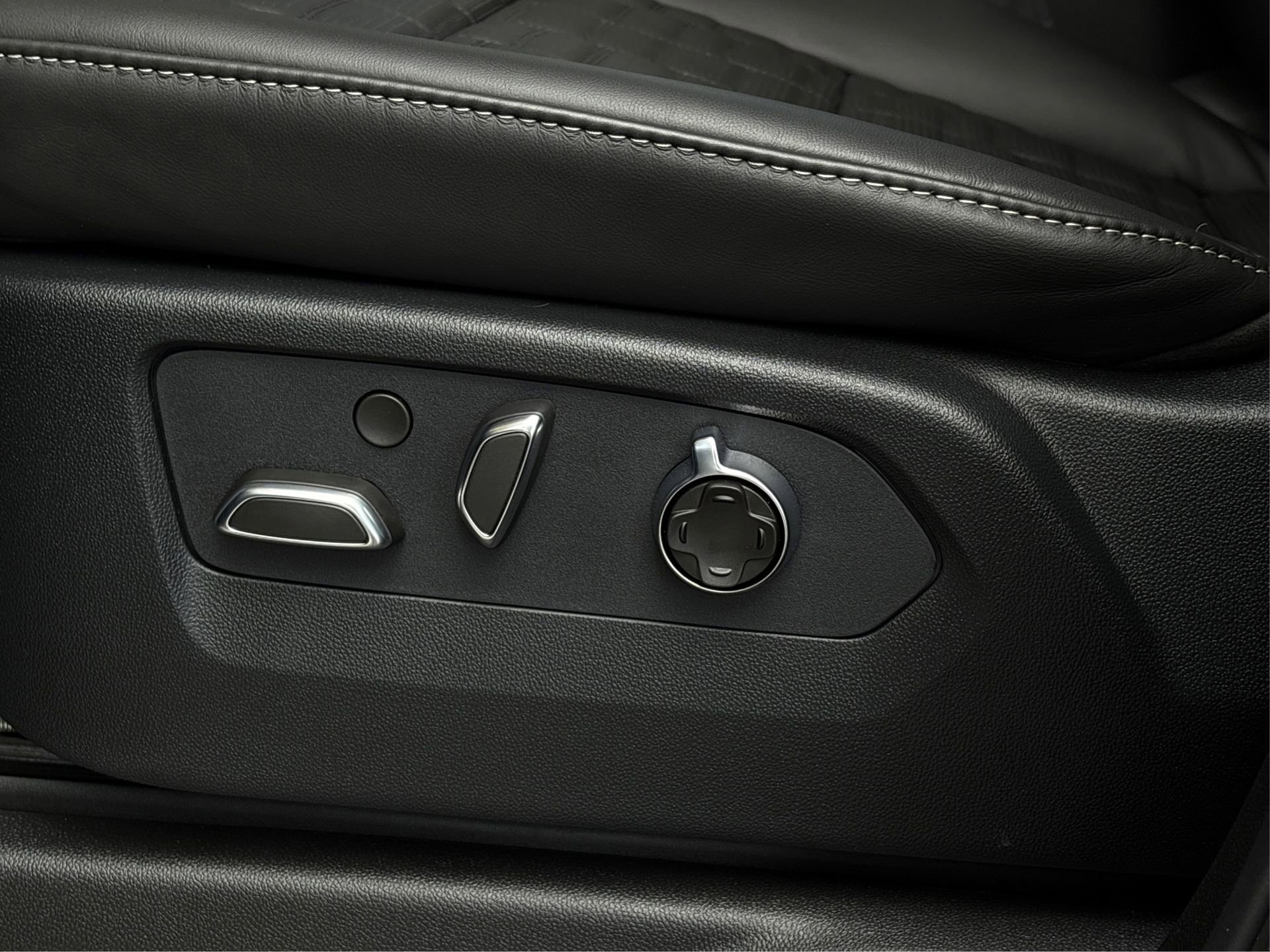 New 2026 Cadillac Escalade ESV Platinum Sport w/ LPO, ONYX Package image 33