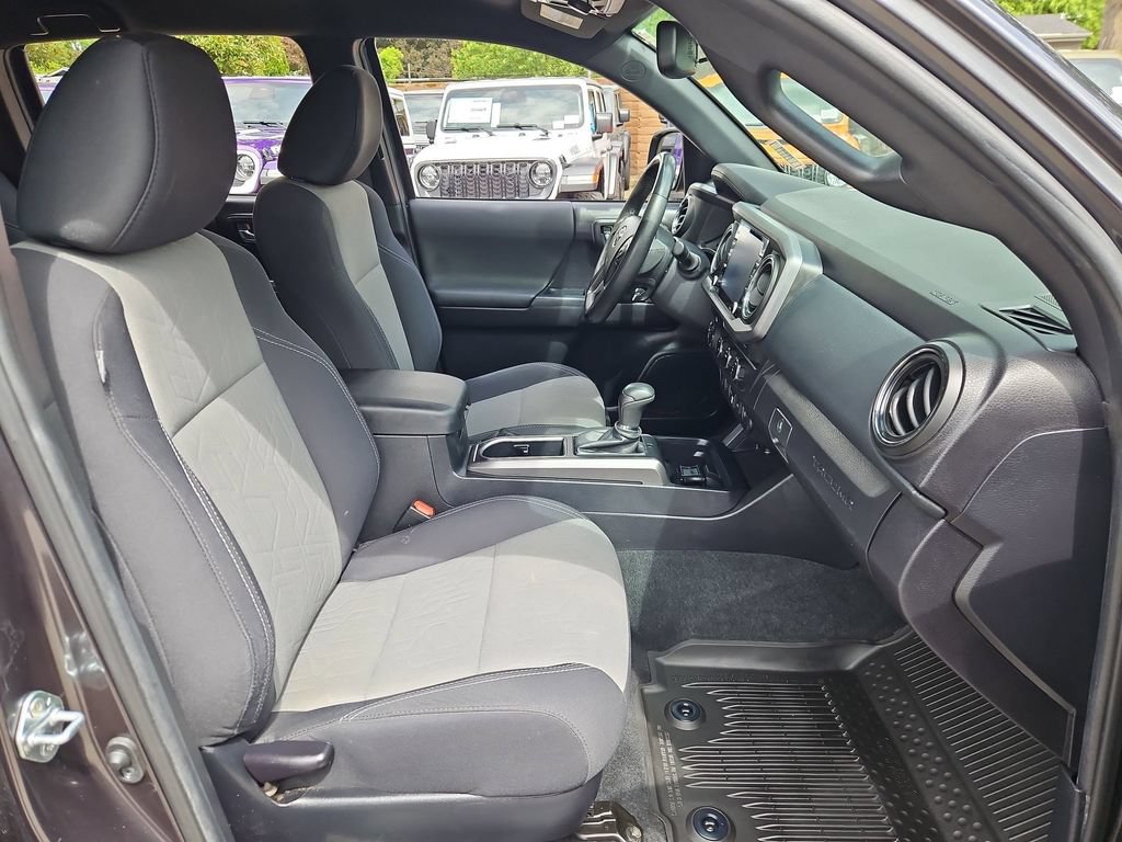 Used 2021 Toyota Tacoma TRD Off-Road w/ Technology Package AWD/4WD image 16