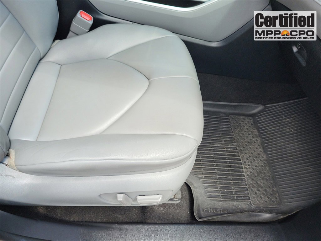 Used 2023 Toyota Highlander L image 17