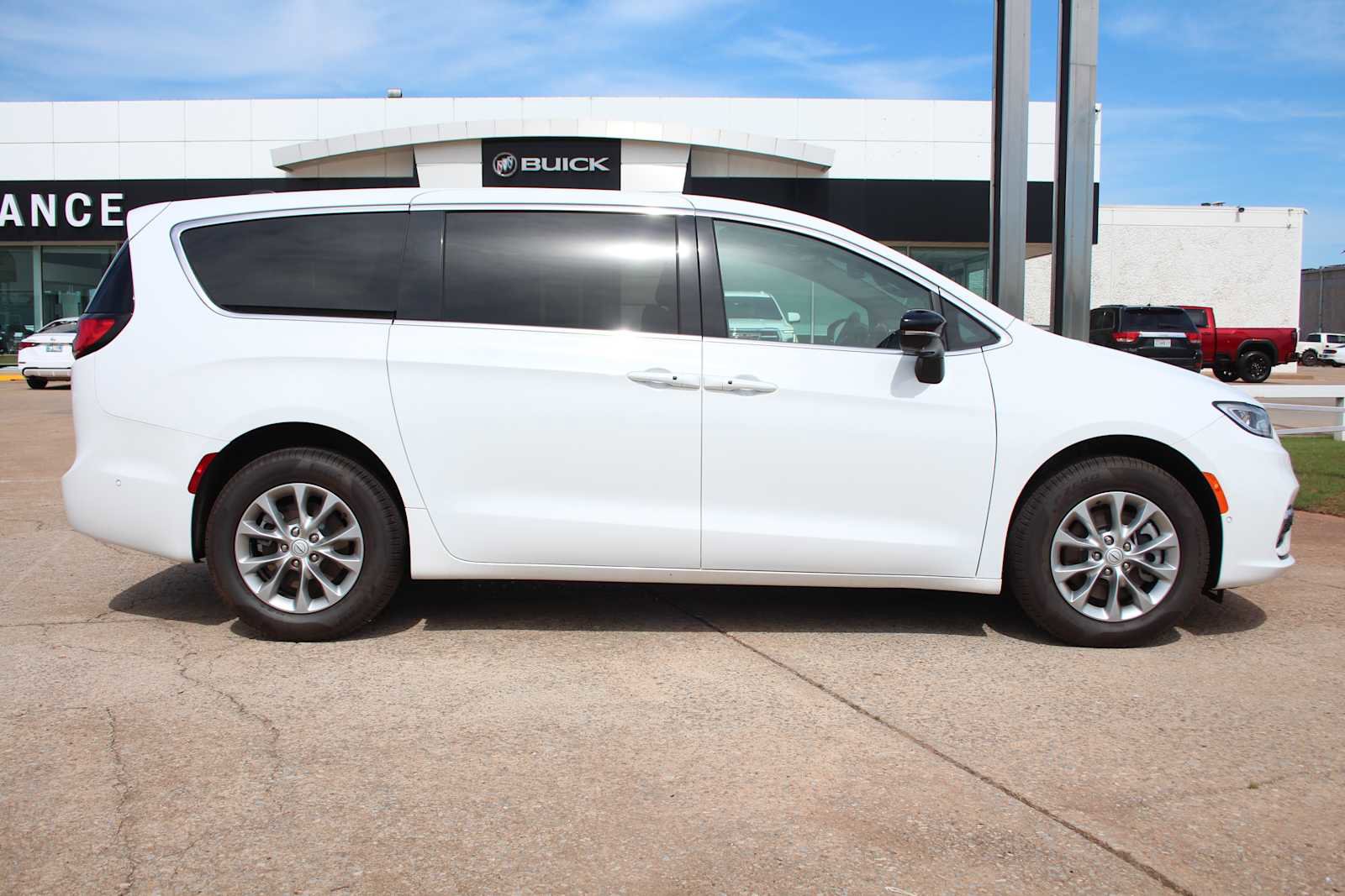 New 2025 Chrysler Pacifica Select AWD/4WD image 14
