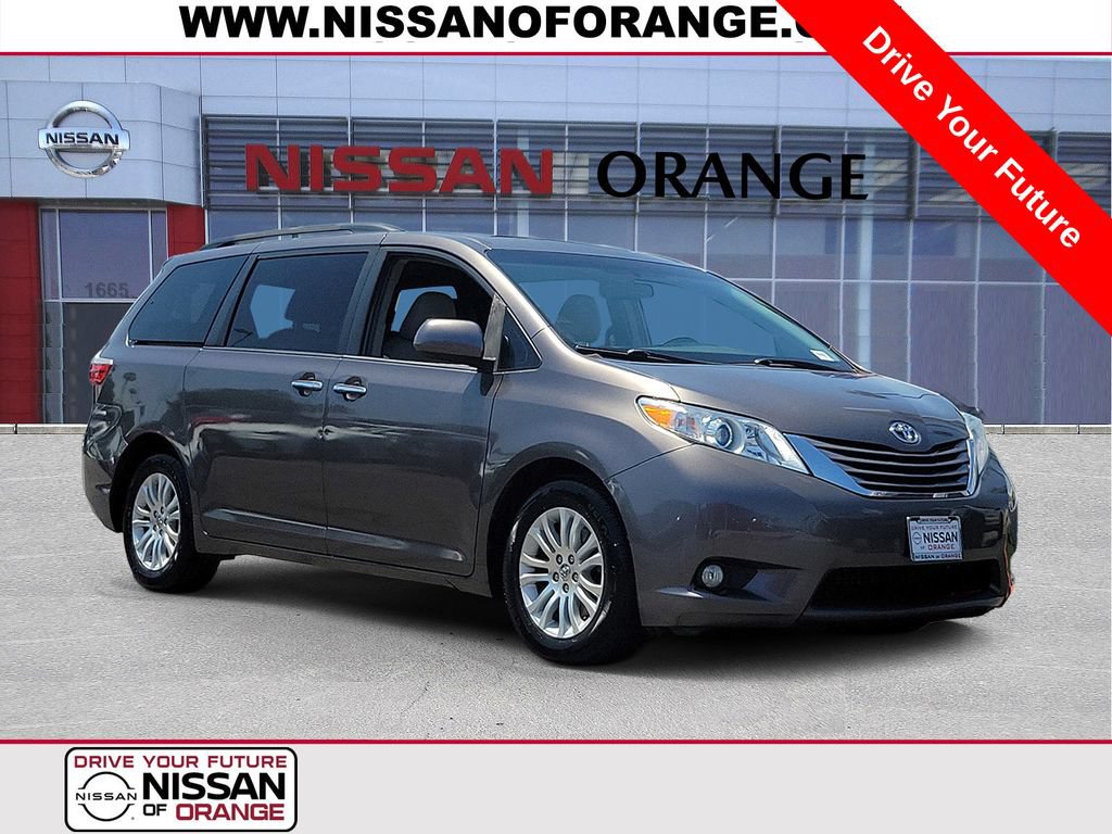 Used 2017 Toyota Sienna XLE w/ XLE Navigation Package FWD image 1