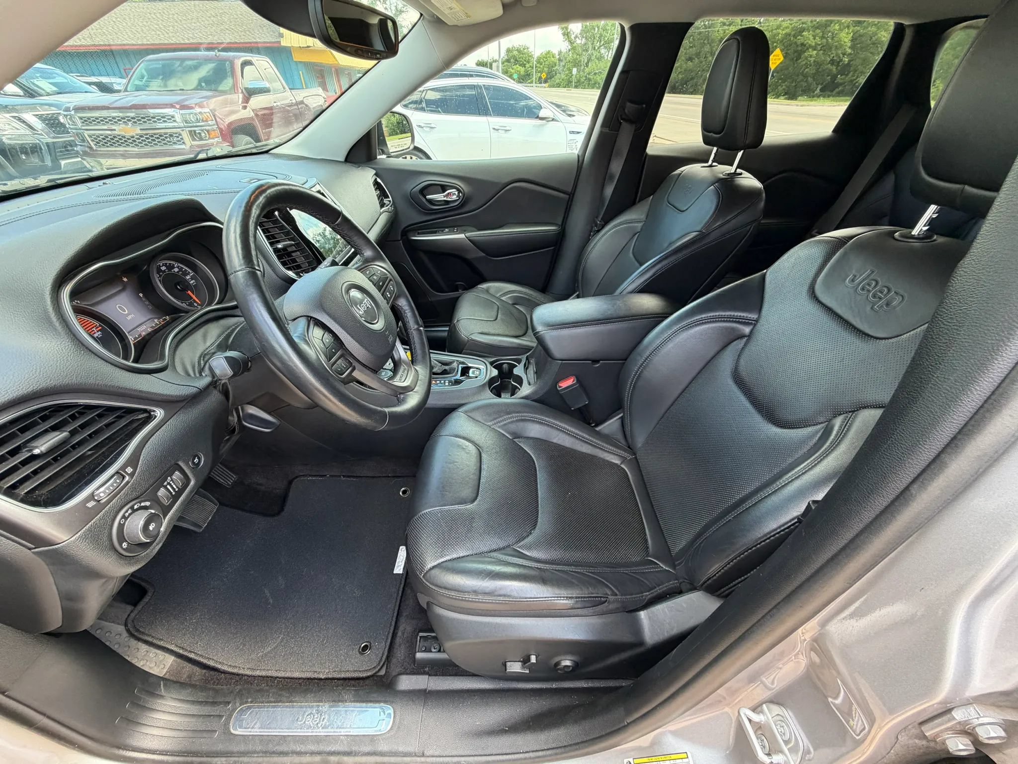 Used 2019 Jeep Cherokee Limited w/ Luxury Group AWD/4WD image 9