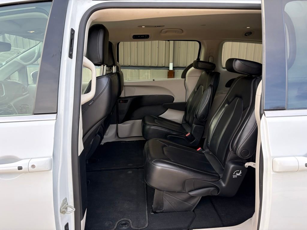 Used 2023 Chrysler Pacifica Touring-L image 42