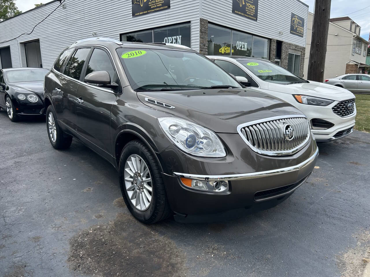 Used 2010 Buick Enclave CXL image 2