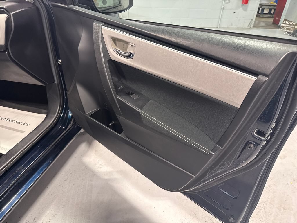 Used 2018 Toyota Corolla LE FWD image 32
