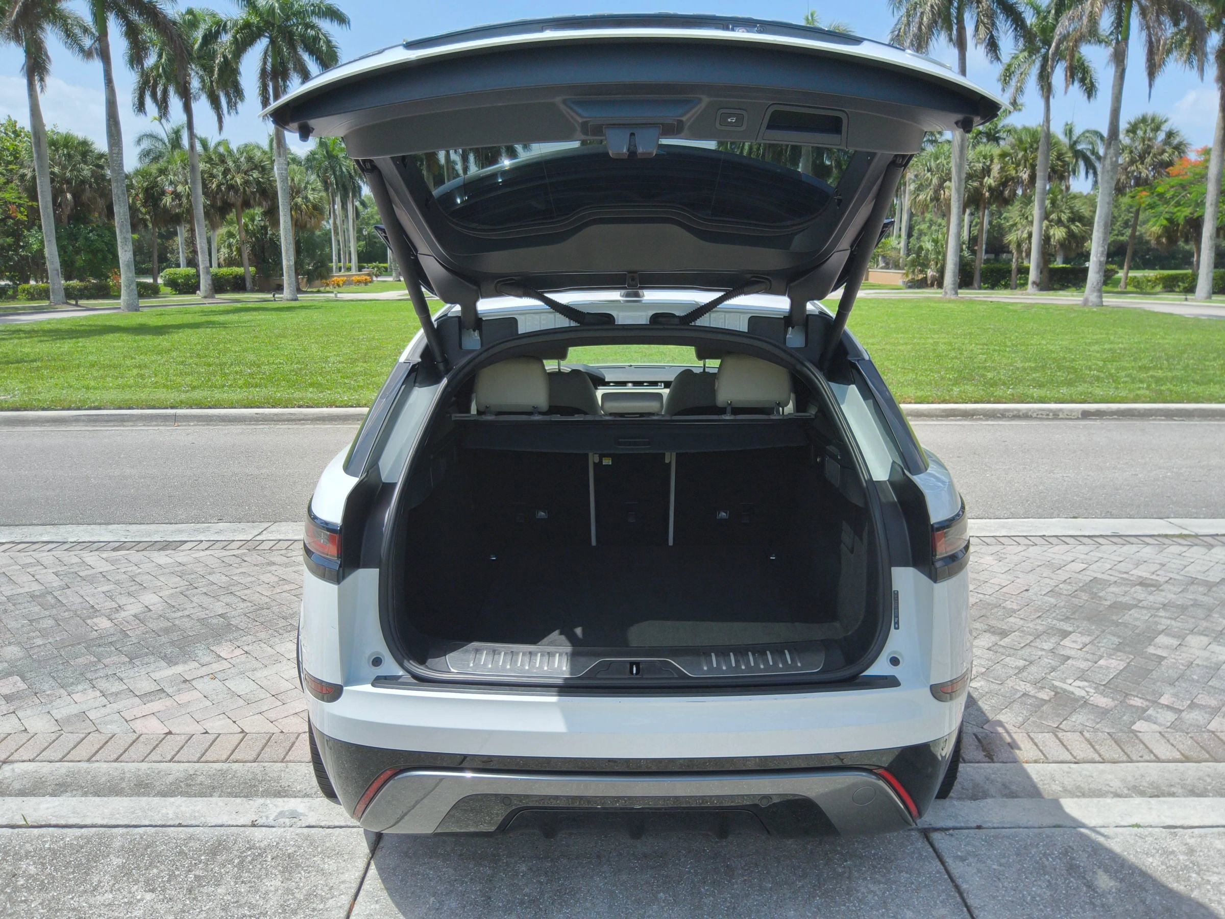 Used 2019 Land Rover Range Rover Velar R-Dynamic SE image 42