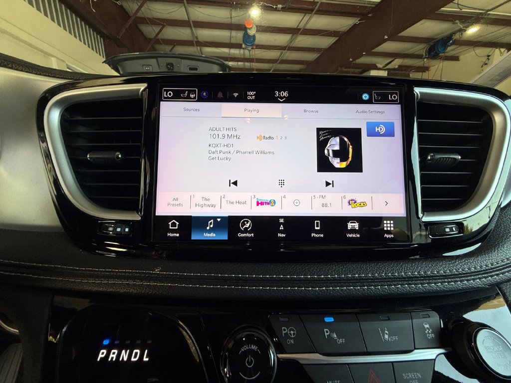 Used 2024 Chrysler Pacifica Limited FWD image 21