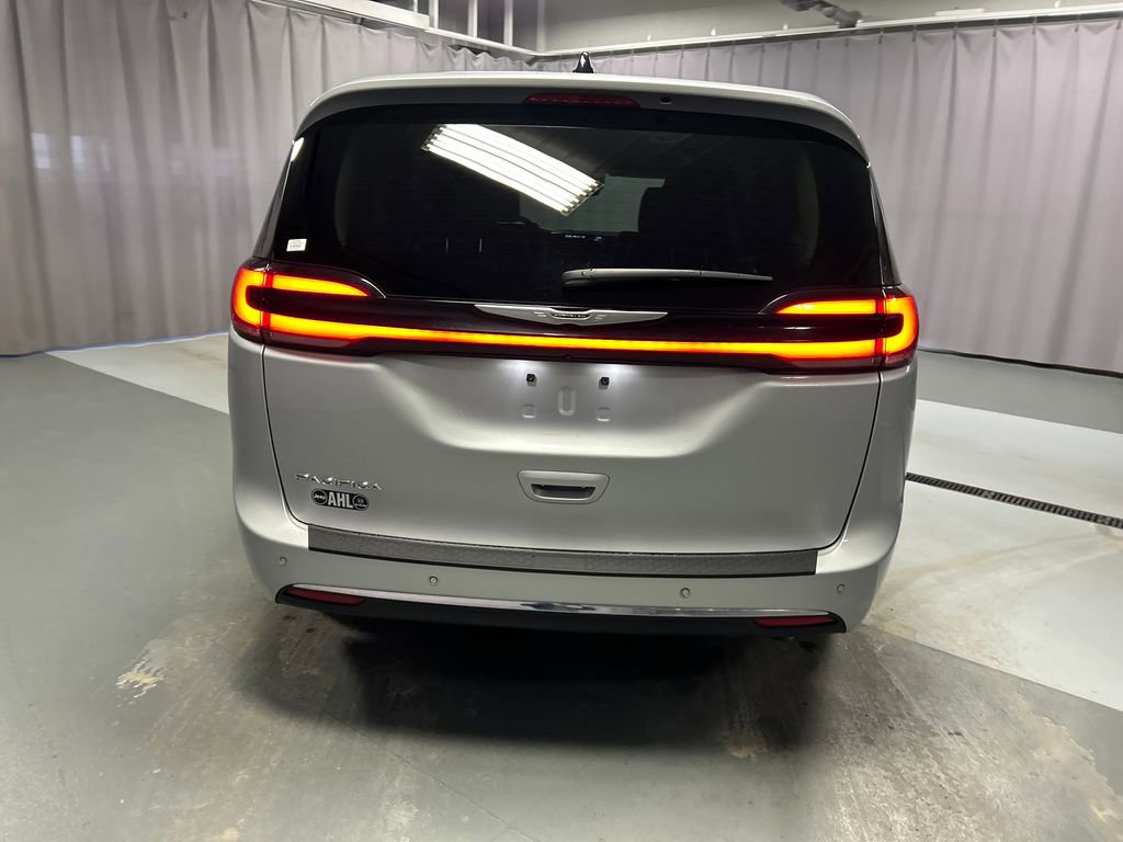Used 2024 Chrysler Pacifica Touring-L image 6