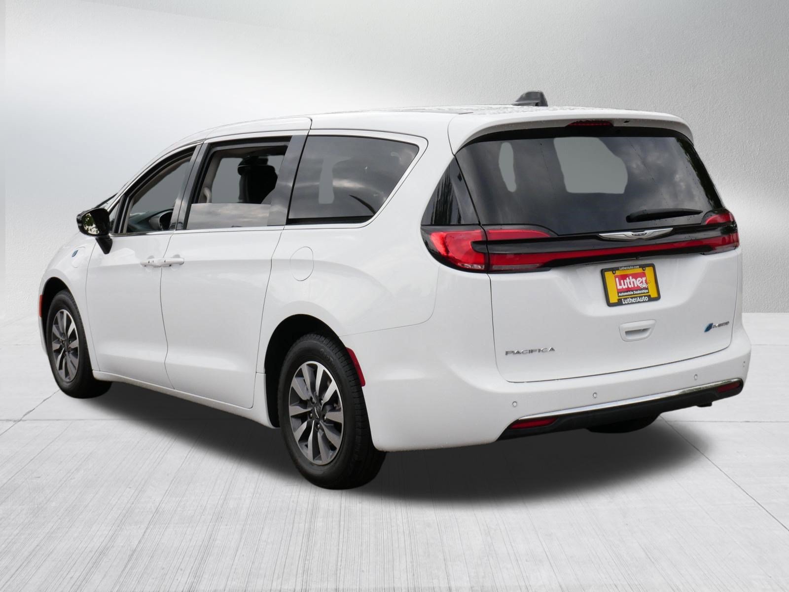 Used 2024 Chrysler Pacifica Limited FWD image 5