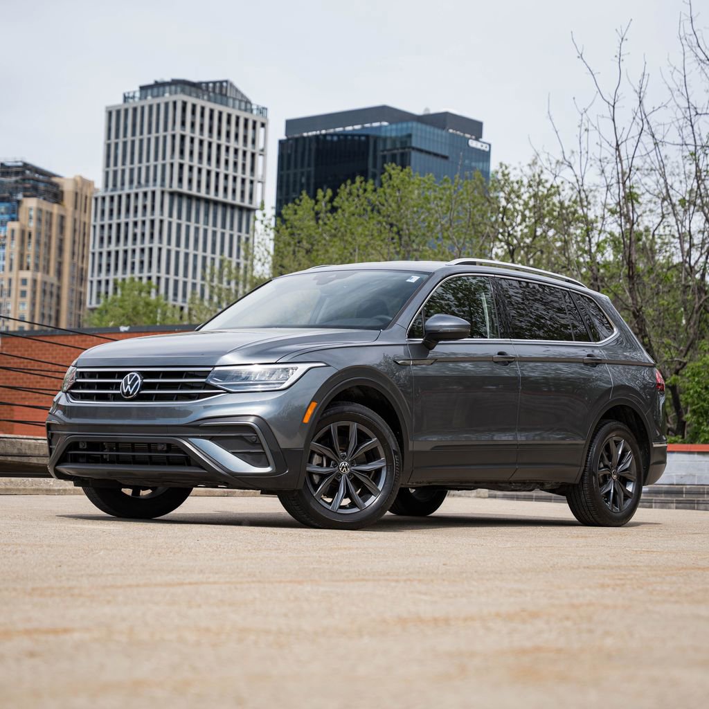 Used 2023 Volkswagen Tiguan SE FWD image 1