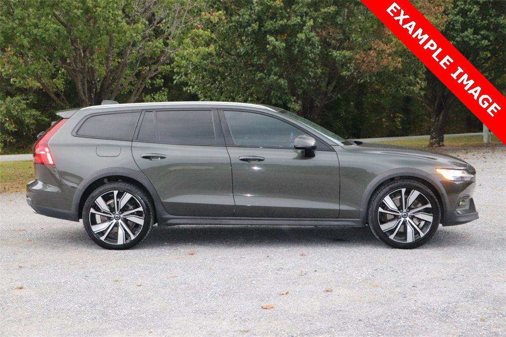 Used 2021 Volvo V60 T5 Cross Country image 1
