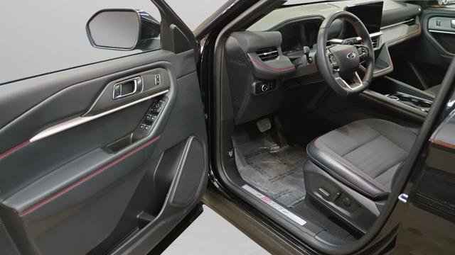 Used 2025 Ford Explorer ST-Line image 9