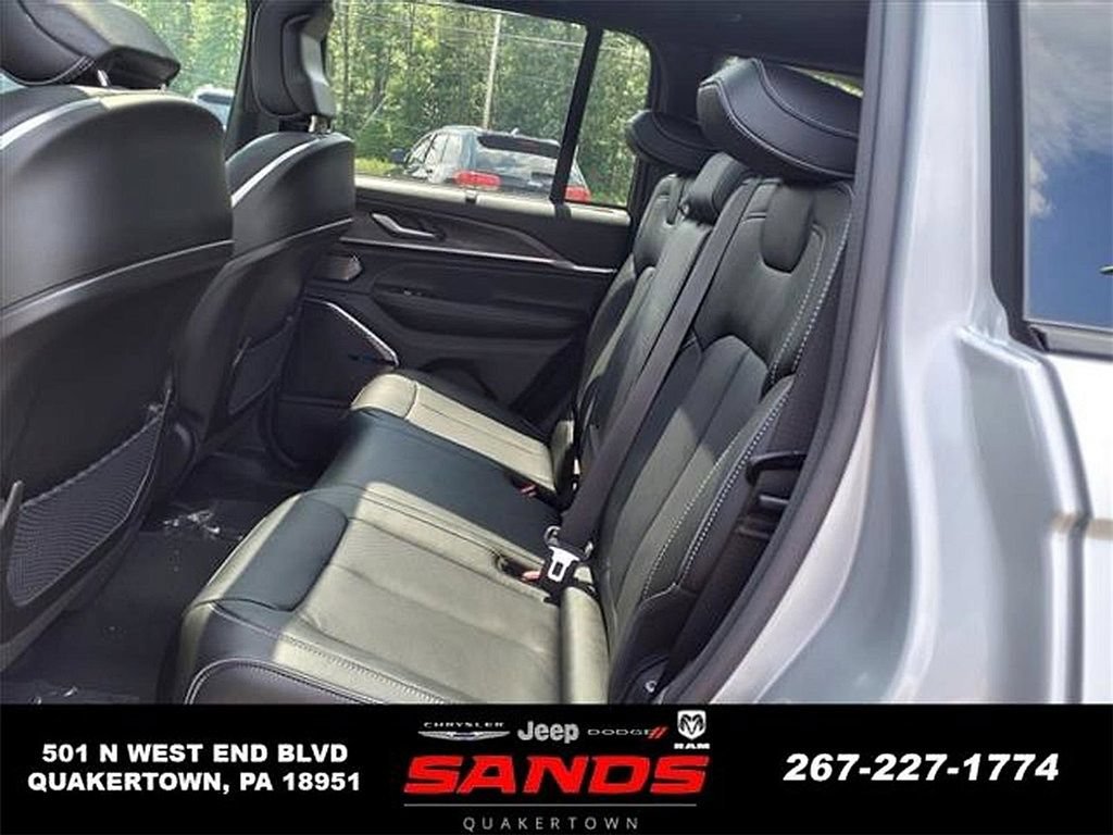 New 2023 Jeep Grand Cherokee Overland w/ Luxury Tech Group IV AWD/4WD image 19