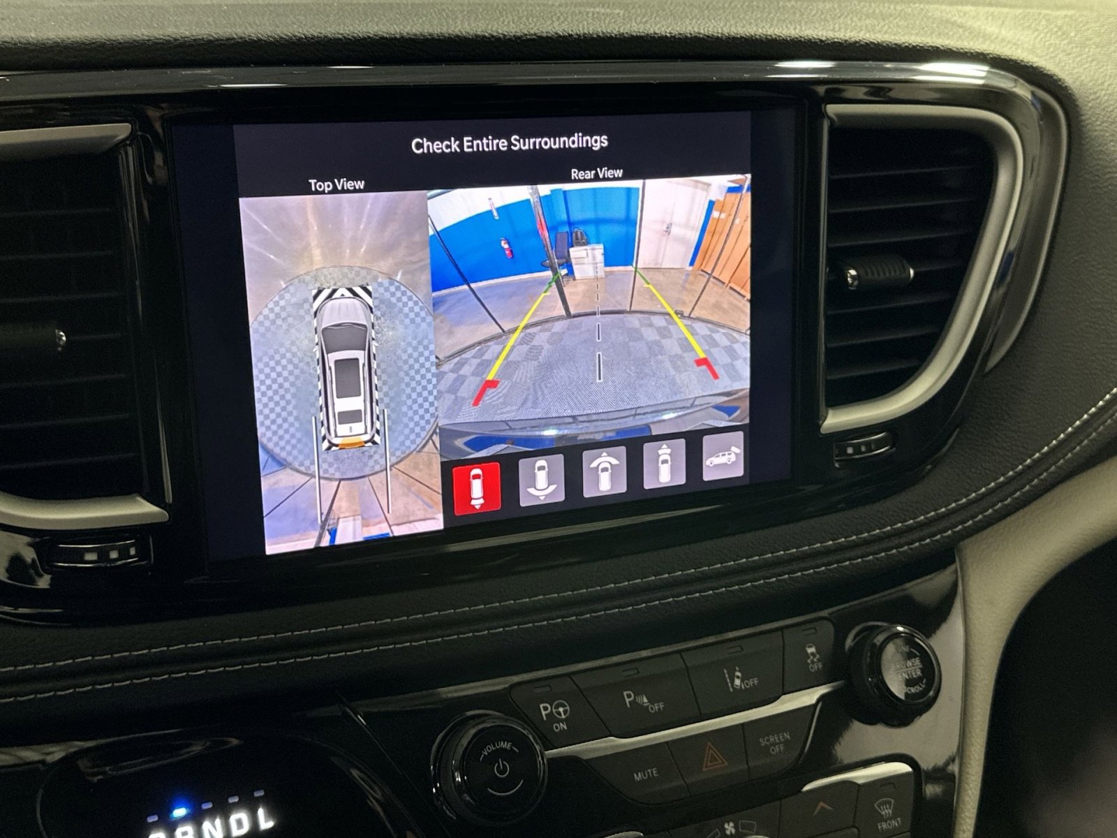 Used 2022 Chrysler Pacifica Touring-L w/ Uconnect Theater Family Group image 24