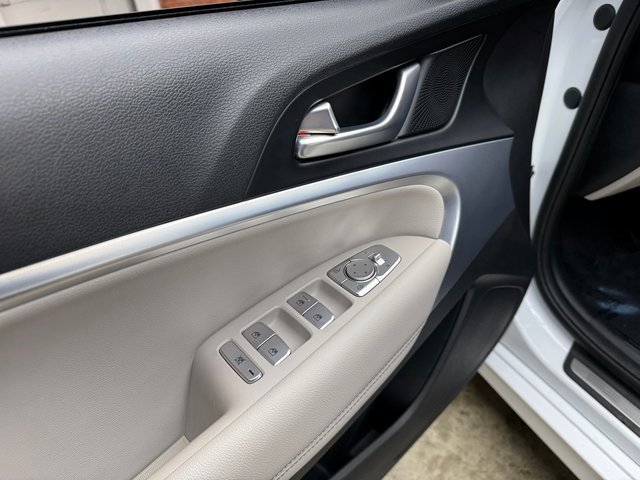 Used 2023 Genesis G70 2.0T image 11